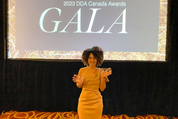 Leidy Seleiny Guerra Reyes holding two awards